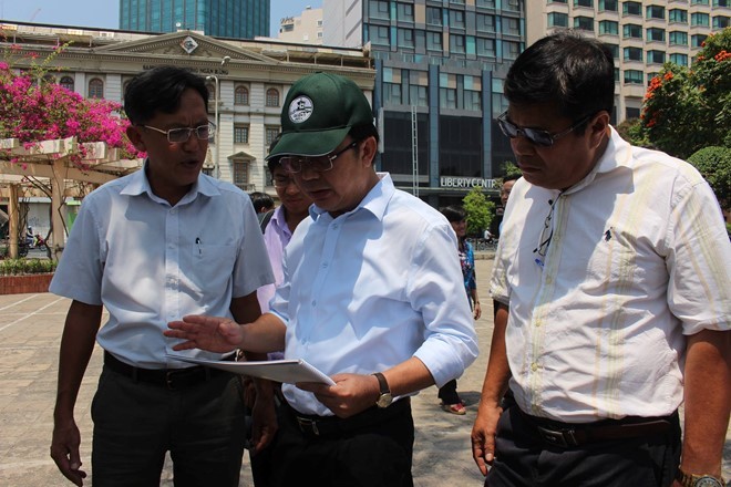 Ông Trần Thế Thuận đang khảo sát Công viên Bạch Đằng, nơi dự kiến tổ chức Phố hàng rong sau khi quận lập lại trật tự đô thị.