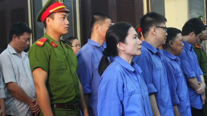 Nguyễn Thị Hoàng Oanh cùng đồng phạm tại tòa. 