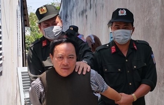 Trương Văn Ai thời điểm bị cảnh sát khống chế.