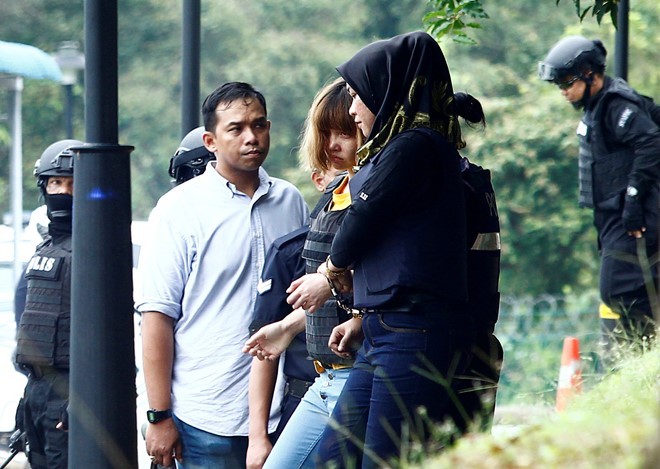 Cả Hương và Aisyah đều bị truy tố về tội mưu sát và sẽ đối mặt với án tử hình nếu bị kết tội. Ảnh: Reuters.