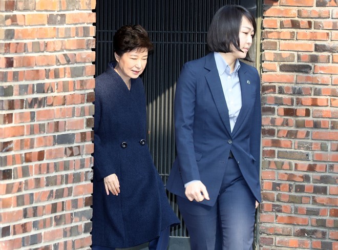 Bà Park xuất hiện tại văn phòng công tố sáng 21/3. Ảnh: Reuters.