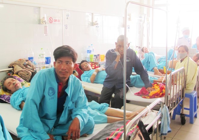 Bệnh viện Đà Nẵng đang đối mặt với tình trạng 2-3 bệnh nhân nằm trên một giường bệnh.