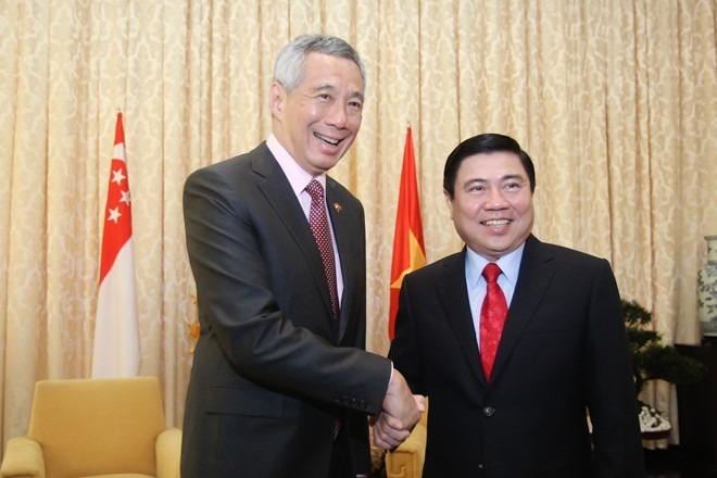 Chủ tịch UBND TP.HCM Nguyễn Thành Phong tiếp Thủ tướng Lý Hiển Long tại Dinh Thống Nhất trưa 21/3. 