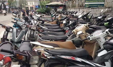 Hà Nội đang ra quân dẹp vi phạm vỉa hè nhưng phố Yết Kiêu, xe máy vẫn tràn ngập.
