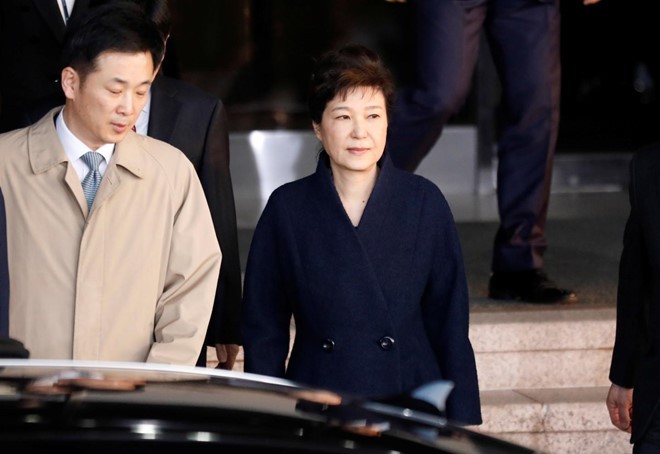 Bà Park rời văn phòng công tố ngày 22/3. Ảnh: Reuters.