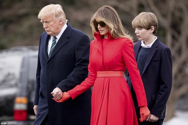 Ông Trump đoàn tụ cùng vợ và con trai cuối tuần vừa rồi, trước khi cả gia đình cùng tới khu nghỉ dưỡng Mar-a-Lago ở bang Florida. Ảnh: AP.
