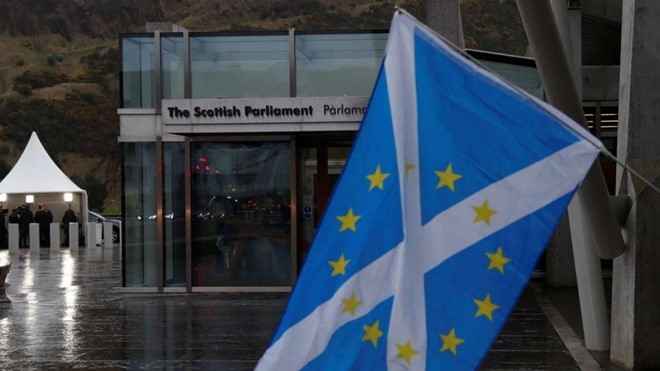 An ninh quanh tòa nhà Quốc hội Scotland được thắt chặt ở mức tối đa. Ảnh: Reuters.