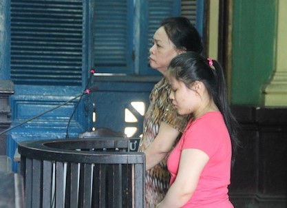 Thanh (bên trái) lĩnh án tử hình vì vận chuyển 3 kg heroin sang Campuchia để lấy 250 USD. 