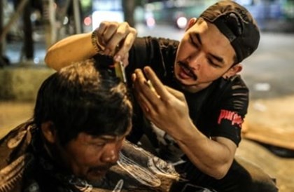 Hà Hiền vào dự định cắt tóc miễn phí cho người nghèo ở vùng cao. 