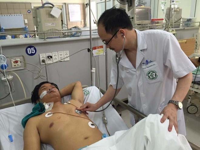 Ths.Bs. Lê Quang Thuận thăm khám cho bệnh nhân Chu Văn V. 