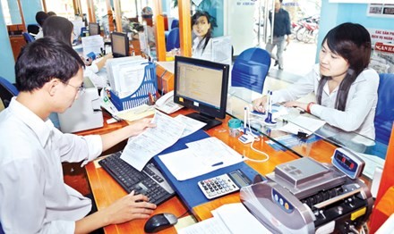 Người dân quan tâm nhất là chất lượng phục vụ của cơ quan quản lý nhà nước (Trong ảnh: Làm thủ tục tại Trung tâm hành chính tỉnh Hà Nam). 