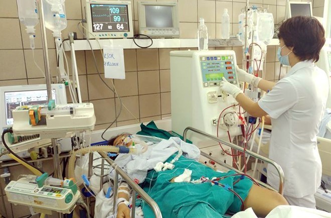 Bệnh nhân ngộ độc rượu do methanol cấp cứu tại Trung tâm Chống độc, Bệnh viện Bạch Mai. Ảnh: Thanh Hải. 