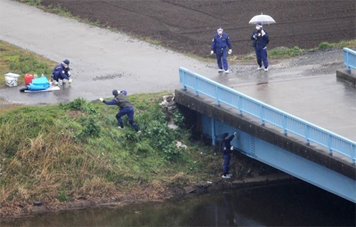 Các nhà điều tra tại hiện trường nơi phát hiện thi thể Lê Thị Nhật Linh. Ảnh: Mainichi