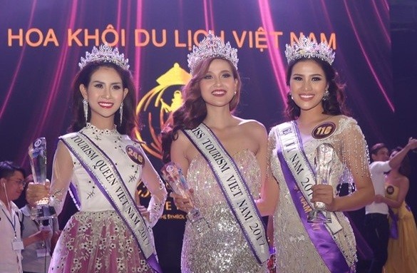 Nguyễn Thị Thành (ngoài cùng bên phải) tại cuộc thi Hoa khôi Du lịch Việt Nam. Ảnh: BTC. 