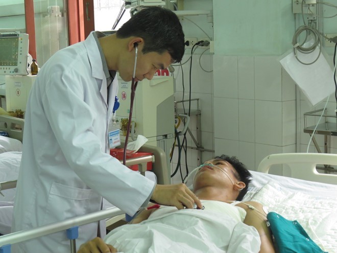 Bác sĩ May thăm khám bệnh nhân Minh sau ca phẫu thuật. 