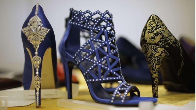 Mẫu giày gắn vàng và pha lê của A&V Fashion. Ảnh: AFP. 