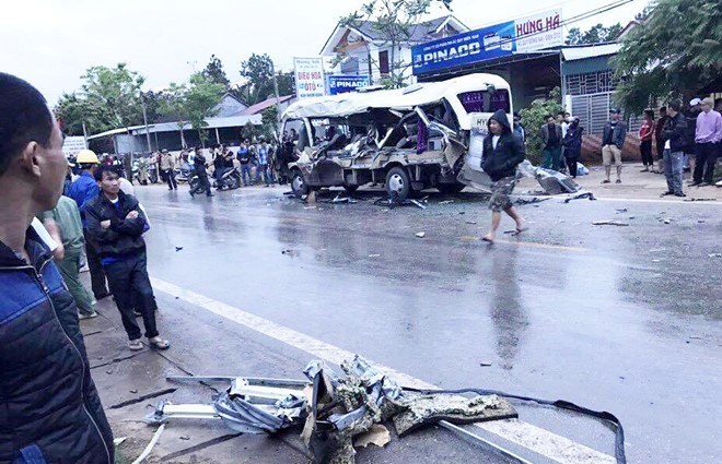Hiện trường vụ tai nạn xe khách tông xe Howo làm 3 người tử vong.