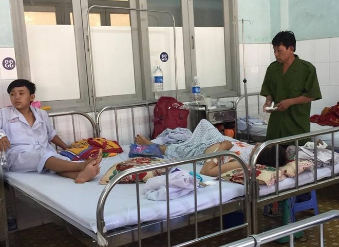 Bà Bé và em Nhơn đang được điều trị tại bệnh viện. 