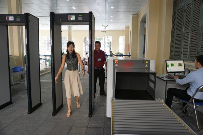 Sáng 31/1, hệ thống kiểm tra an ninh ở trụ sở UBND TP bắt đầu thử nghiệm. 
