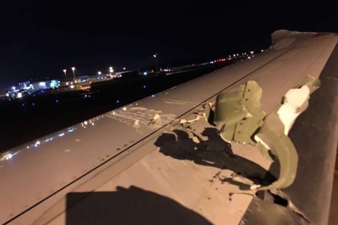 Máy bay của hãng Scoot bị hư hại ở phần cánh sau cú va quẹt. Ảnh: CNA.