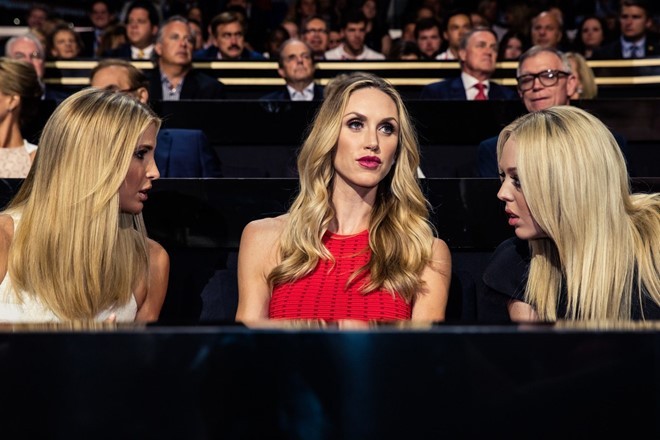 Ivanka Trump và Tiffany thì thầm trò chuyện qua chị dâu Lara (giữa) trong khi tham dự Hội nghị Toàn quốc Đảng Cộng hòa ở Cleverland năm 2016. Ảnh: Vanity Fair.
