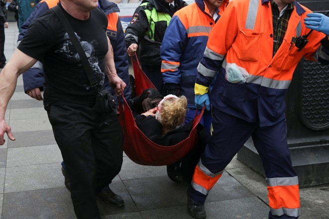 Một người bị thương được nhân viên cứu hộ đưa ra từ hiện trường. Ảnh: Reuters.