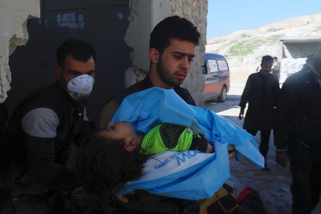 Thi thể một em bé sau chết trong vụ tấn công ngày 4/4. Ảnh: Reuters.