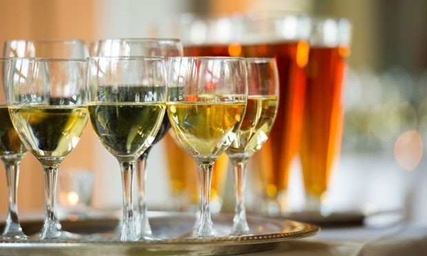 Đồ uống có cồn nếu dùng lạm dụng cũng gây ra những nguy hại cho sức khỏe.