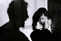 Bé gái 5 tuổi bị xâm hại khi mẹ vắng nhà
