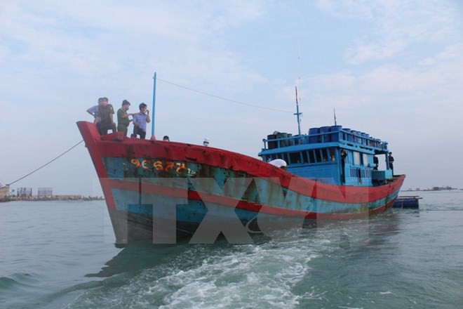 Tàu QNg 96677 TS đưa thi thể ngư dân Trần Văn Định vào bờ.