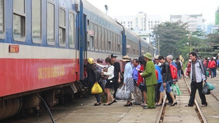Hàng khách lên tàu tại ga Đà Nẵng. 