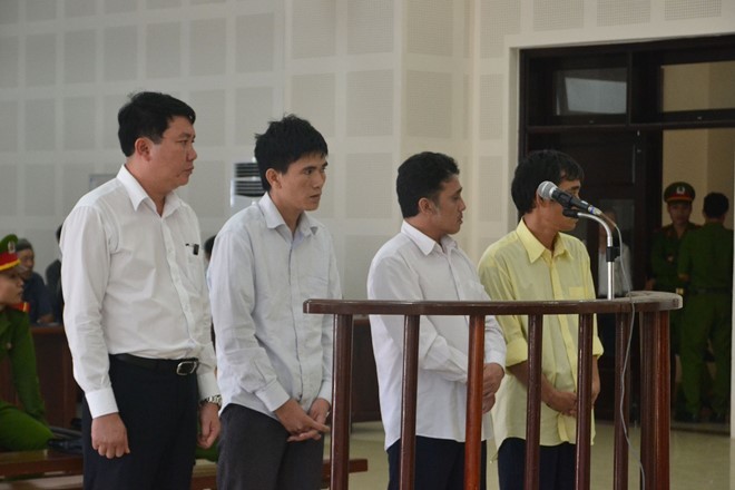 4 bị cáo Sáu, Quân, Chí và Hùng từ phải vào tại phiên tòa. 