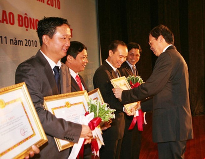 Trịnh Xuân Thanh và Vũ Đức Thuận trong ngày nhận khen thưởng của PVC