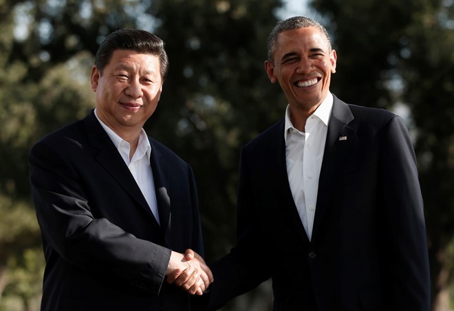 Chủ tịch Trung Quốc Tập Cận Bình (trái) bắt tay cựu tổng thống Mỹ Barack Obama trong chuyến đến Mỹ năm 2013. Ảnh: Reuters. 