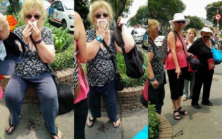 hình ảnh nữ du khách nước ngoài trong lúc đi bộ trên vỉa hè bị vướng vào móc sắt