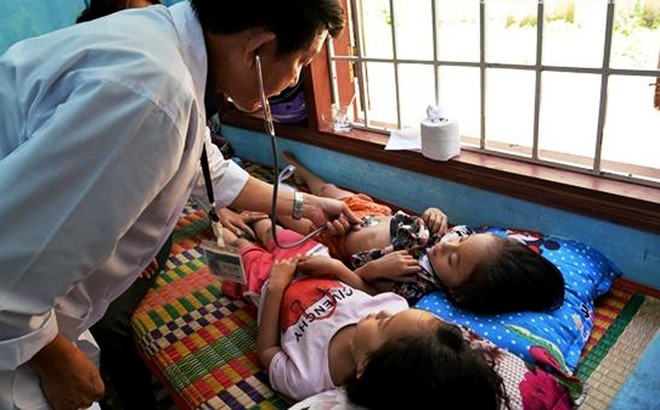 Trẻ em sau khi ăn bánh mì bị ngộ độc đang được điều trị ở Bệnh viện đa khoa huyện Bình Sơn.