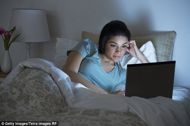 Thường xuyên mất ngủ, có thể do mang gen "cú đêm". Ảnh: Getty Images/Tetra Images RF.