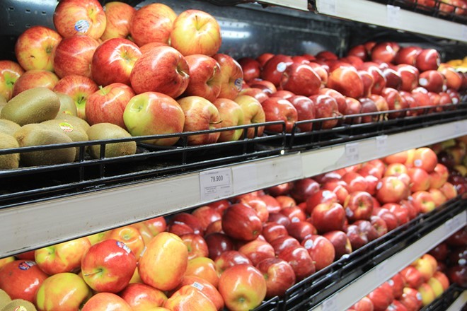 Trái cây ngoại được bày bán khá nhiều tại siêu thị, chợ. 