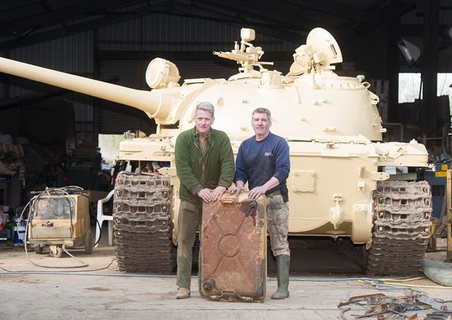 Hai người đàn ông bất ngờ tìm thấy 25 kg vàng trong thùng xăng của một chiếc xe tăng cũ. Ảnh: The Sun.