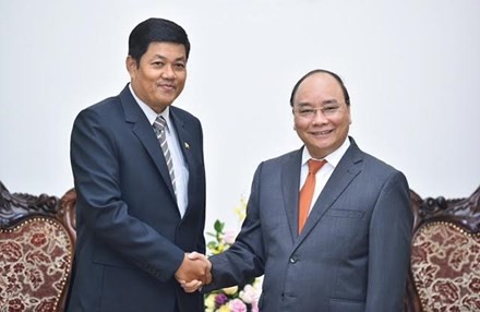Thủ tướng Chính phủ Nguyễn Xuân Phúc và Đại sứ Myanmar Kyaw Soe Win.