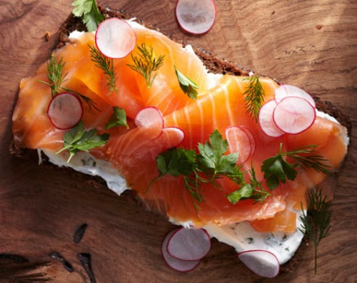 Bánh mì kèm cá hồi hun khói là món ăn sáng phổ biến tại Na Uy. Ảnh: Bon Appetit.