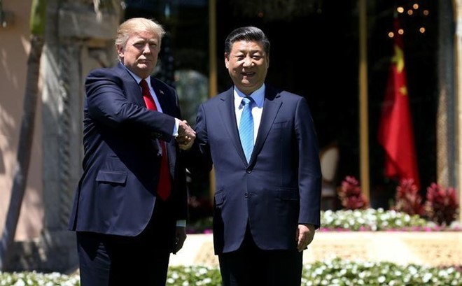 Tổng thống Donald Trump (trái) và Chủ tịch Tập Cận Bình bắt tay tại khu nghỉ dưỡng Mar-a-Lago ngày 7/4, trong chuyến thăm chính thức đầu tiên của ông Tập tới Mỹ từ sau khi ông Trump nhậm chức. Ảnh: Reuters.