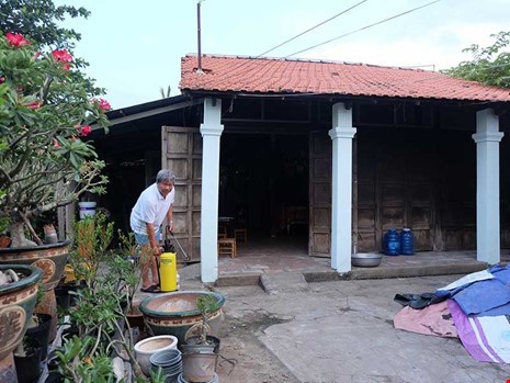 Căn nhà của ông Nguyễn Văn Bảy đã xây dựng 45 năm nay và xuống cấp trầm trọng. 