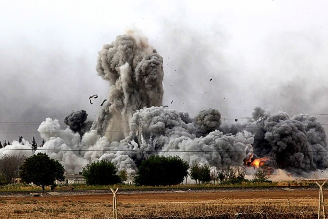 Một cuộc không kích của Mỹ và các nước đồng minh nhằm vào IS ở Syria. Ảnh: AFP.