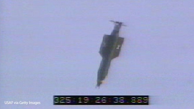 Một quả bom GBU-43/B được thả xuống trong cuộc thử nghiệm ở căn cứ không quân Mỹ hồi năm 2003. Ảnh: Getty. 