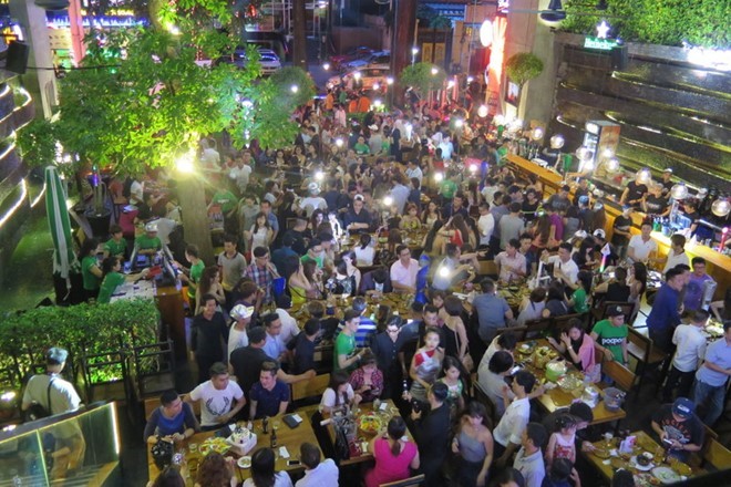 Nhiều bạn trẻ vô tư hút shisha trong một quán bia ở Sài Gòn mà không lường trước các tác hại nguy hiểm. 