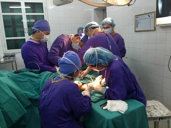 Các bác sĩ phẫu thuật, cứu 2 bàn chân cho bệnh nhân. Ảnh: Bệnh viện Việt Đức cung cấp. 