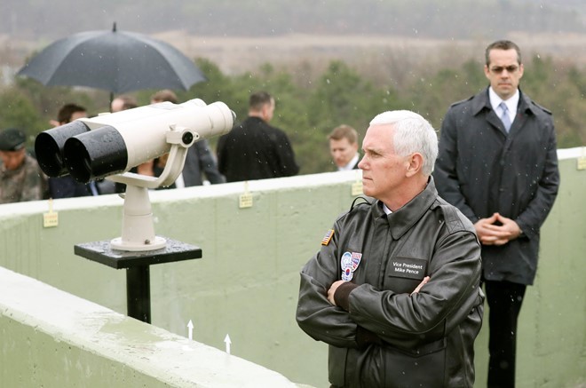 Phó tổng thống Pence tại khu phi quân sự giữa Hàn Quốc và Triều Tiên ngày 17/4. Ảnh: Reuters.
