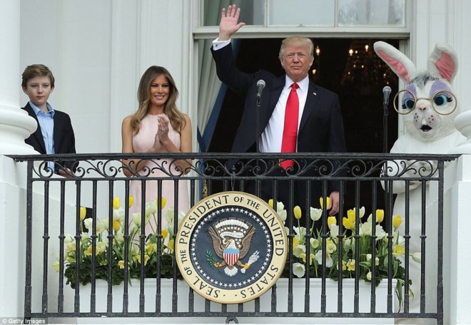 Ông Trump cùng vợ và cậu con trai út Barron tại sự kiện hôm 17/4. Ảnh: Getty. 
