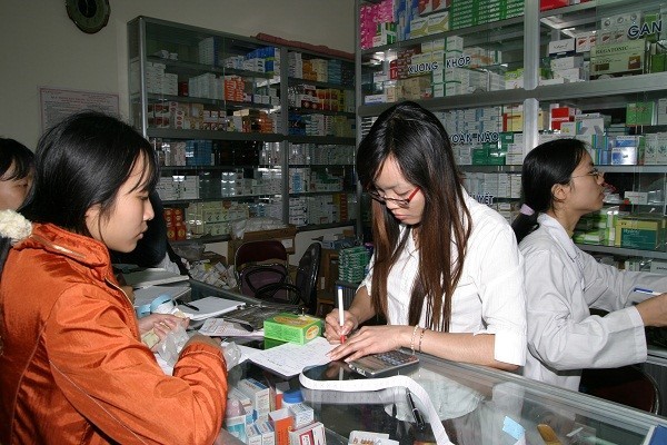 Các dược sĩ tại quầy thuốc thường tự ý kê đơn cho người bệnh.